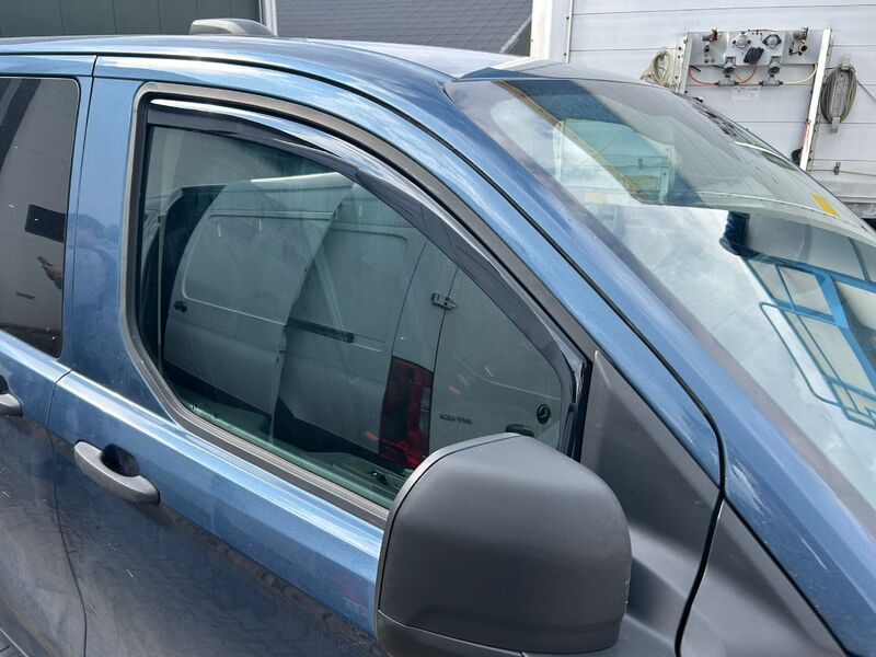 Transit Custom '24+/T7 '25+ Wind Deflector In-Channel