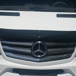 Piano Black Full Wide Hood Deflector gemonteerd op een Mercedes-Benz Sprinter 906 voor bescherming tegen steenslag, insecten en vuil.