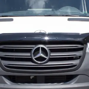 Piano Black Full Wide Hood Deflector gemonteerd op een Mercedes-Benz Sprinter W907 2018+ voor bescherming tegen steenslag, insecten en vuil.
