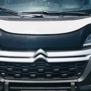 Matzwarte hood deflector gemonteerd op een Citroën Jumper 2014+ voor bescherming tegen steenslag, insecten en lakschade.