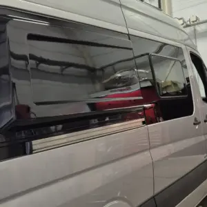 More-Space-Flare gemonteerd op Mercedes Sprinter camper voor extra slaapruimte en comfortabel dwarsslapen.