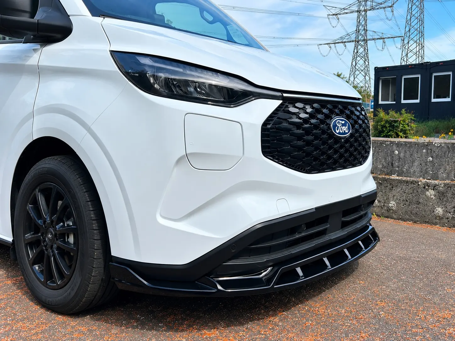 Zwarte front splitter voor Ford Transit Custom 2024+ vanuit schuin zijaanzicht