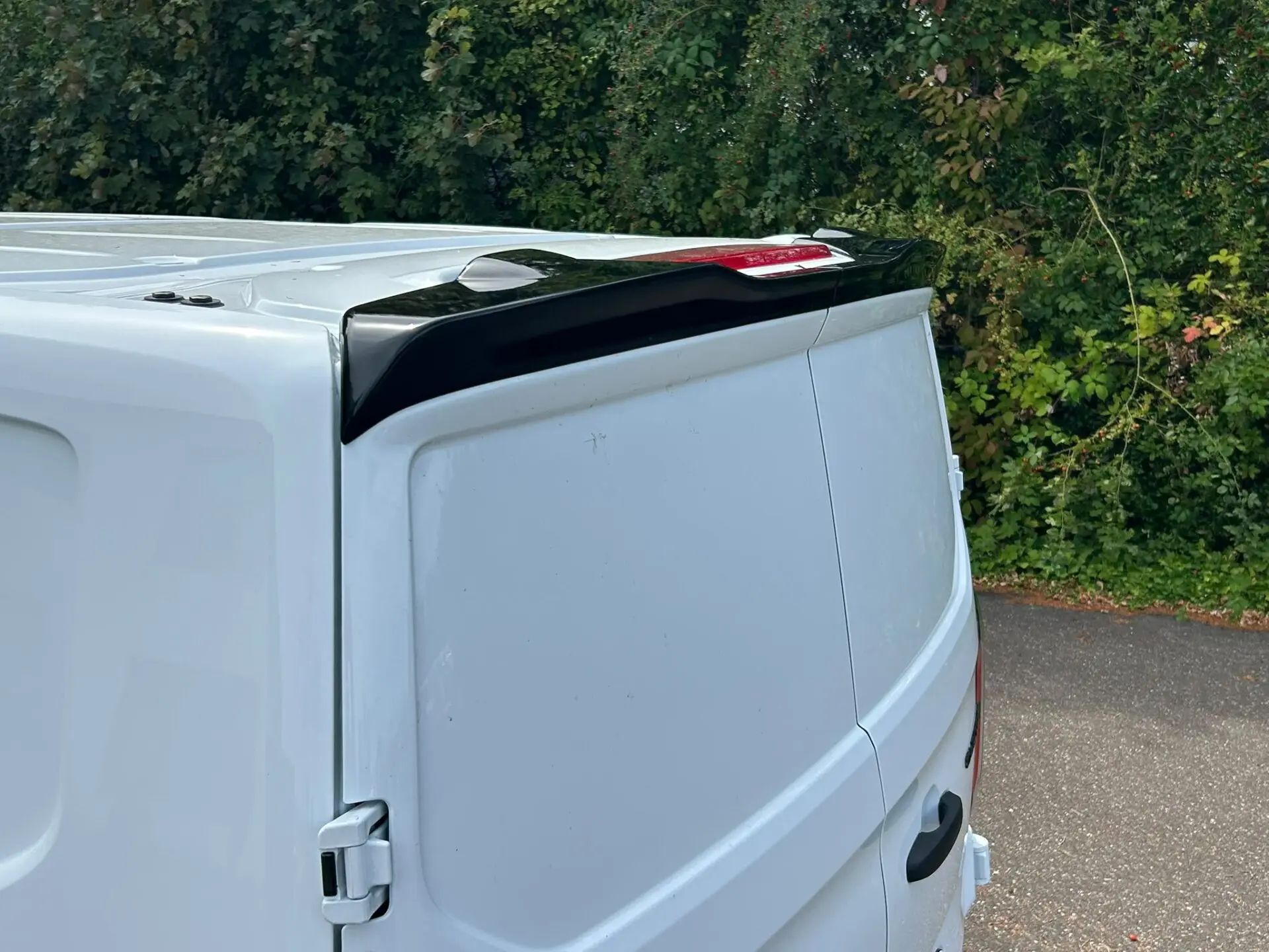 Sportieve rear spoiler glans zwart voor Ford Transit Custom 2024+ en VW Transporter T7