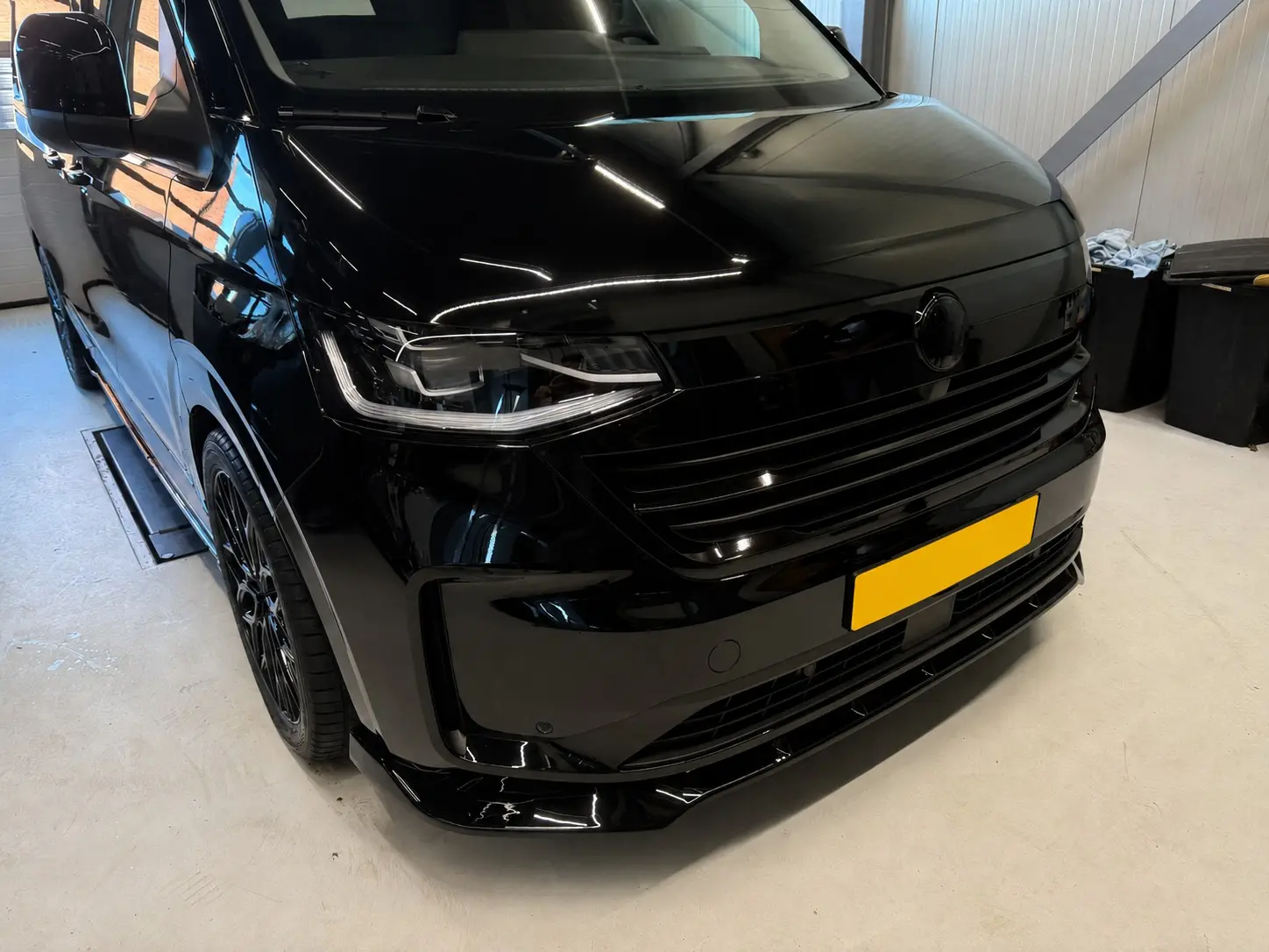 Glans zwarte front splitter voor Volkswagen Transporter T7